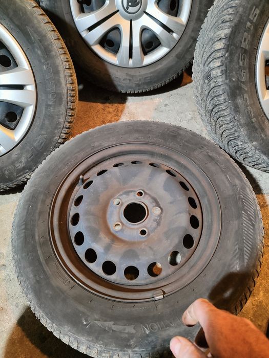 Продавам 4бр 15 цола железни джанти 5*112 и оригинални тасове за шкода