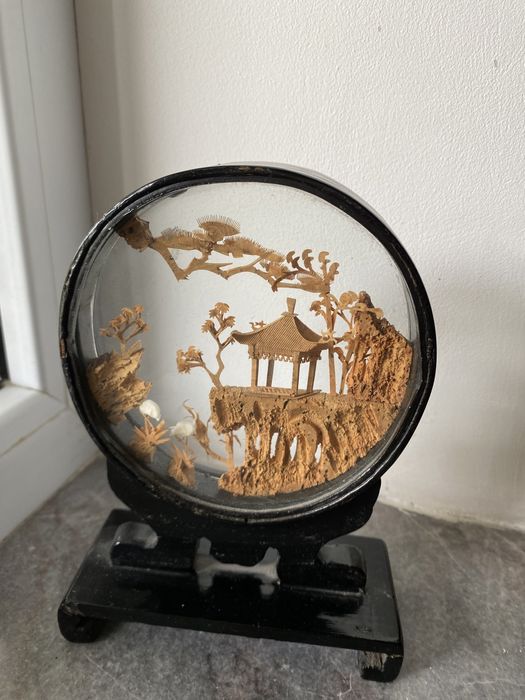 Сувениры, пано из кожи и дерева