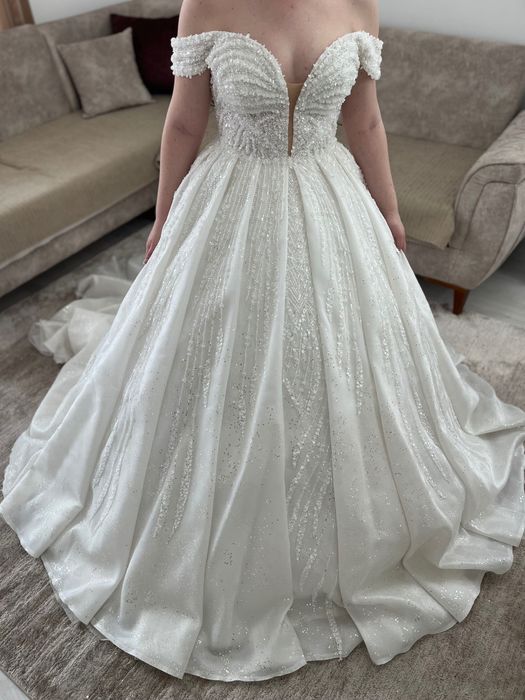 Булчинска рокля тип принцеса , изцяло с камъни