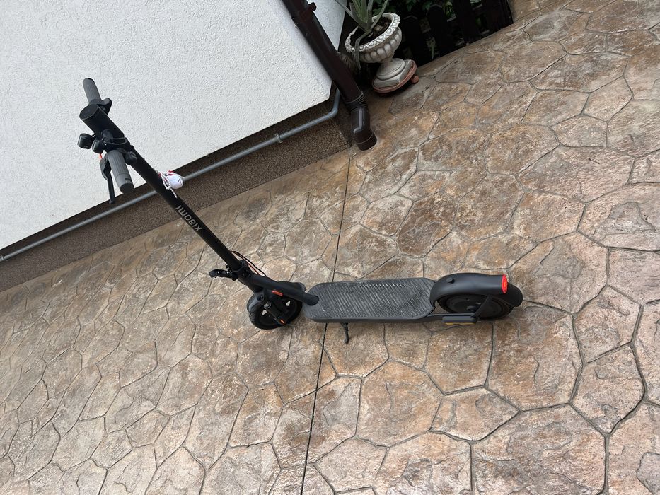 Vand trotineta XIAOMI SCOOTER ELITE in garantie (10 km)