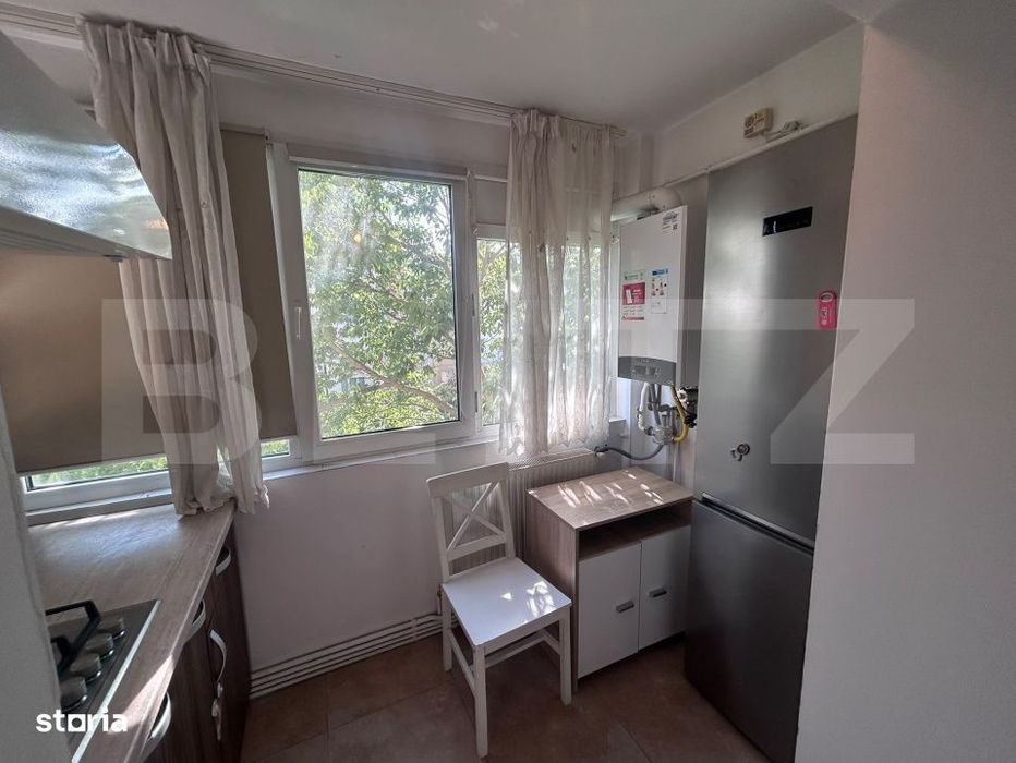 Apartament cu 3 camere, decomandat, centrala si AC, zona Helin Ciuperc