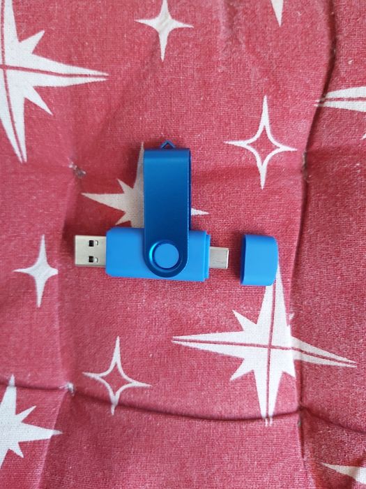 Vând Stik de 4GB NOU