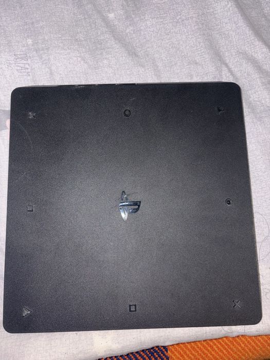 Ps 4 Slim 1 TB няма Джоистик
