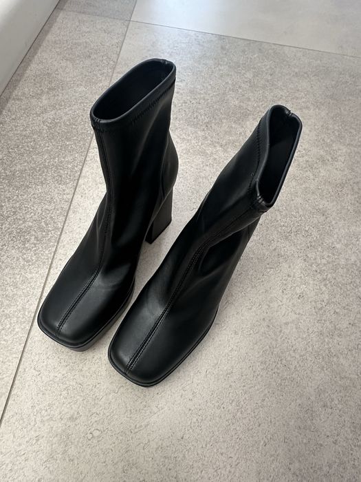 Чисто нови черни боти от еко кожа
