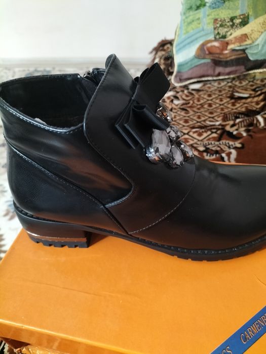 Продам ботинки женские