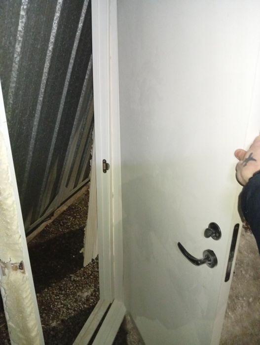 Продам 2 двери с касяками