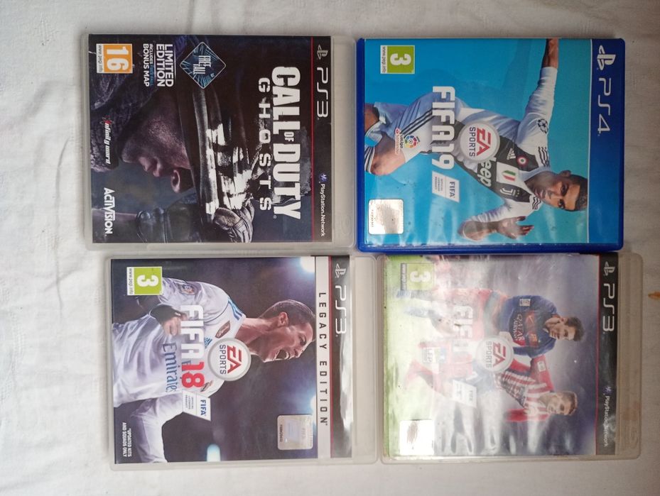 Vând PS3  5 jocuri 2 manete