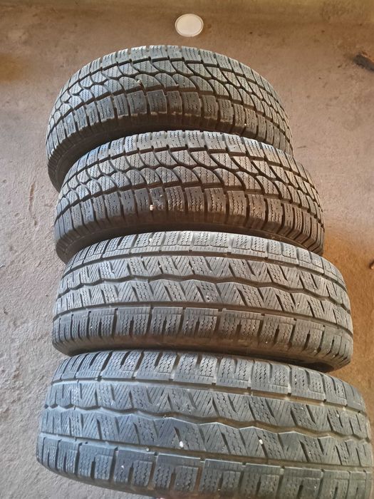 Vând set 4 cauciucuri 215/70 r 15 c