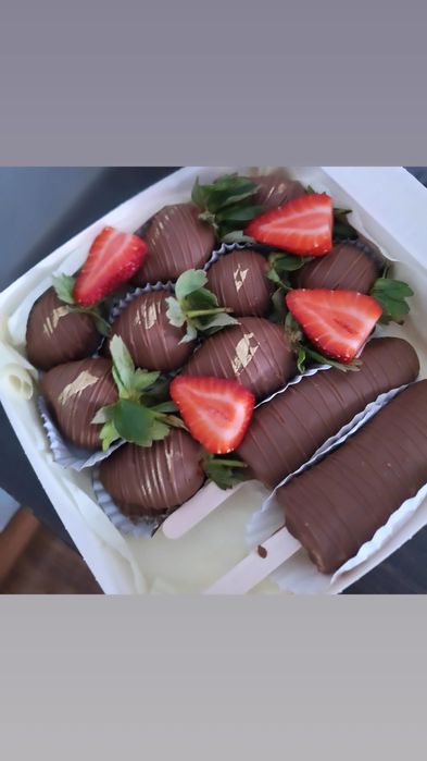 Клубника банан финики в шоколаде