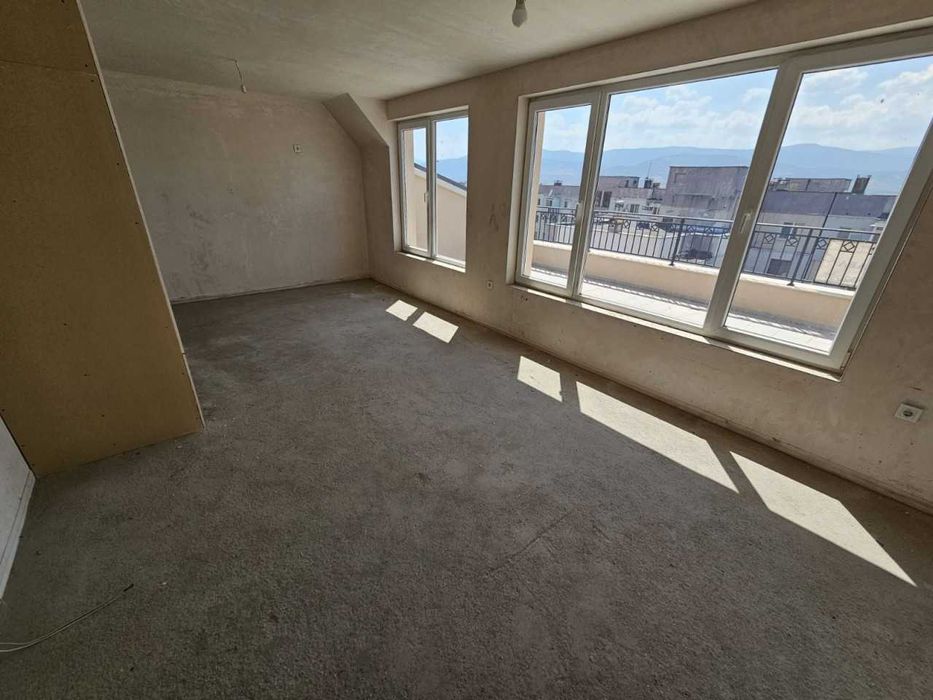 Продава се Тристаен апартамент в Пловдив, Южен - 172 кв.м за 756 €/кв.м - Снимка #2