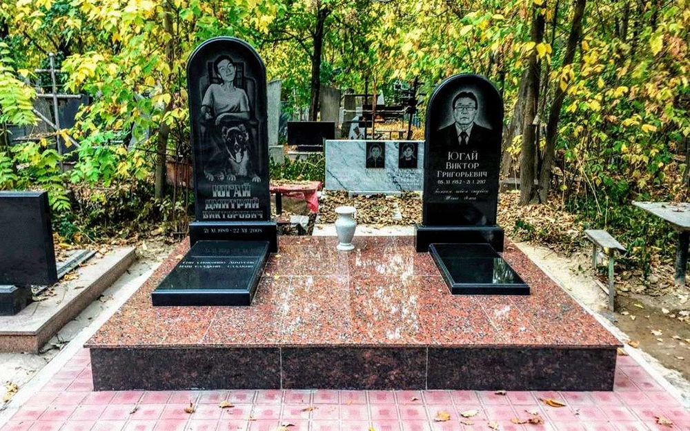 Памятники на кладбище