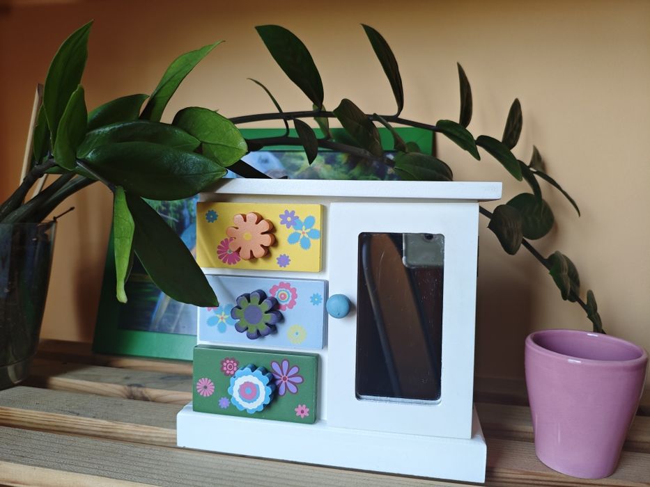 Декоративно шкафче с огледало и три чекмеджета + розова саксия