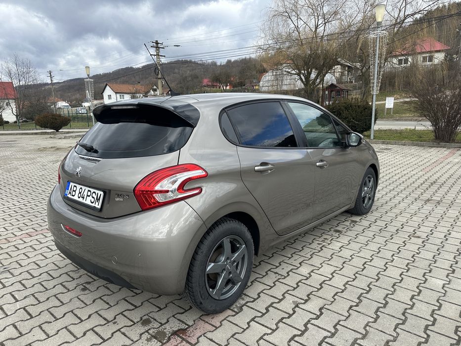 Peugeout 208 2012