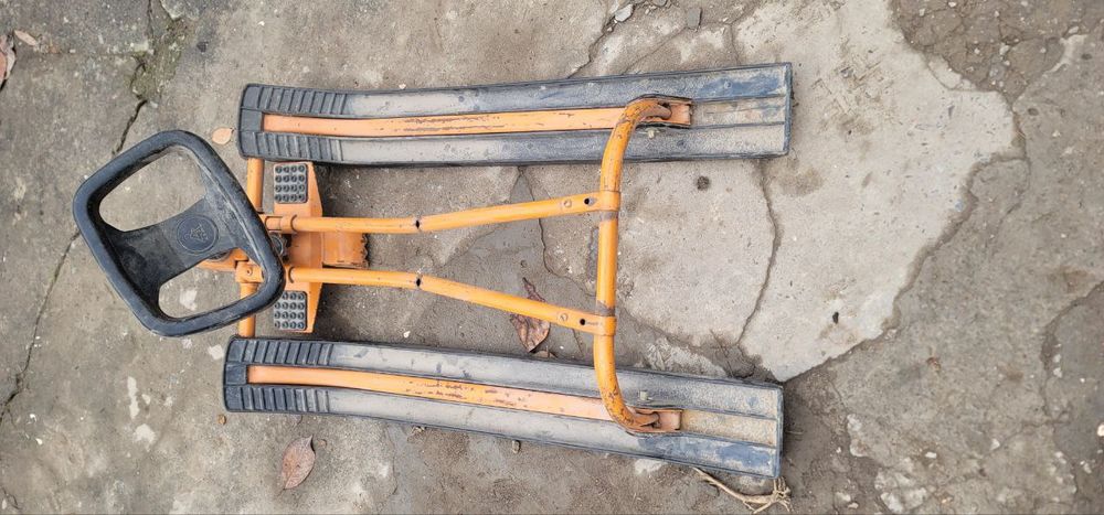 Продаются две пары санок