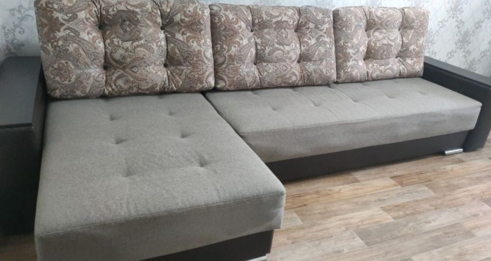 Диван угловой,с подушками