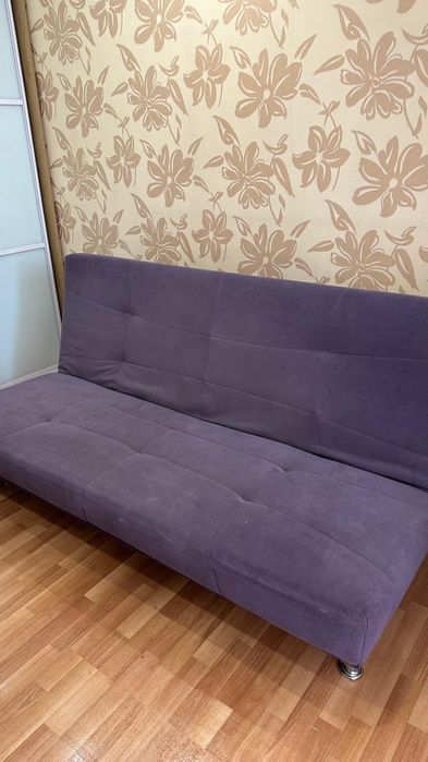 Продам диван сиреневый