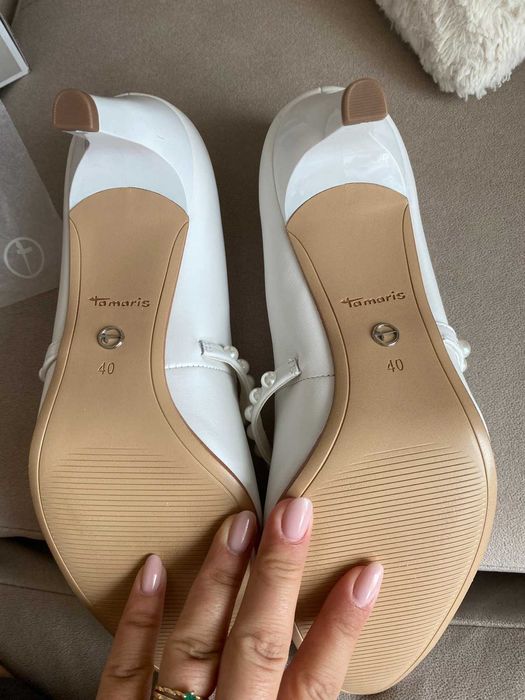 Бели сватбени обувки