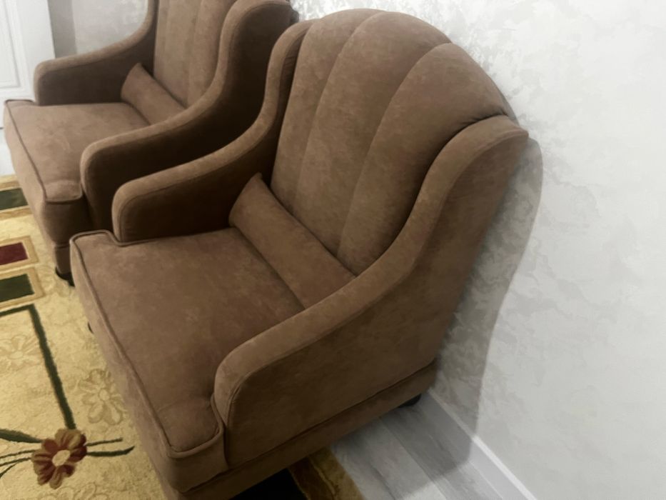 Диван и кресло в гостинную