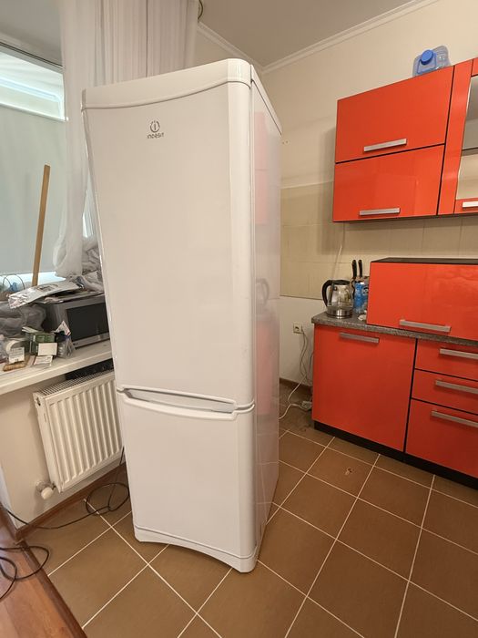 Холодильник indesit