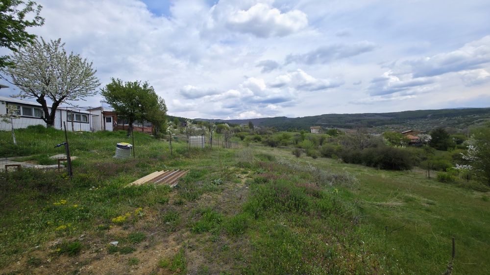 Продава се парцел в село Долна Диканя с гледка към язовира