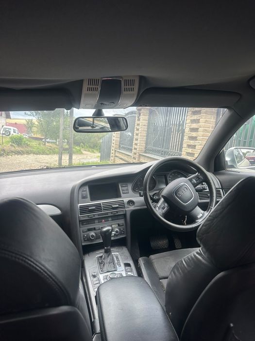 Mașina automată cu volan pe dreapta