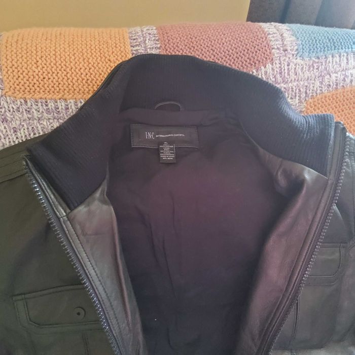 Продавам ново мъжко кожено яке