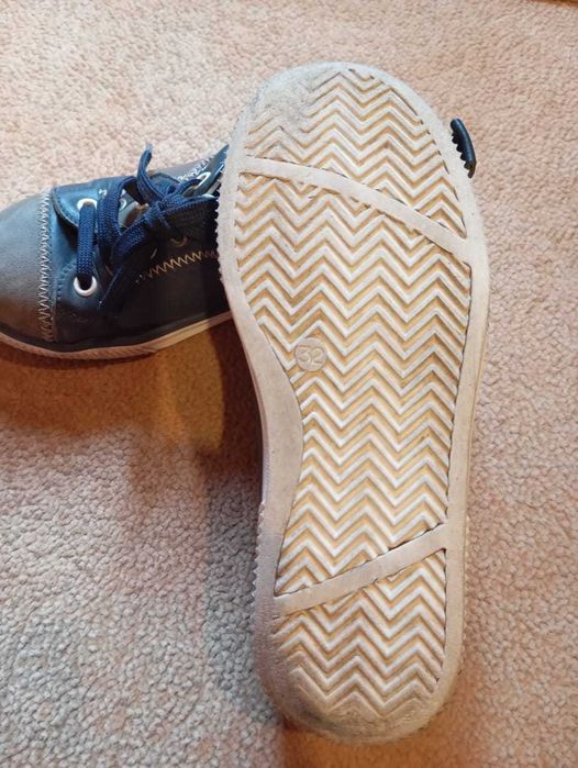 Спортивные туфли на мальчика и девочку