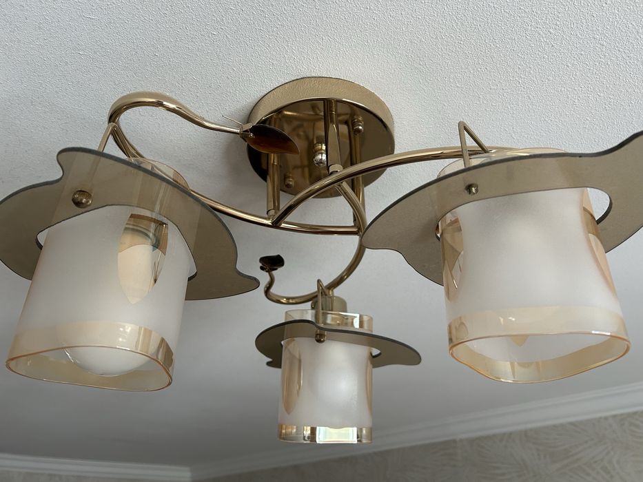 Продам люстру 3 рожковая