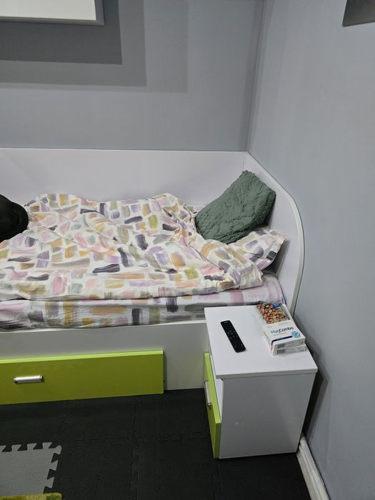 Pat de o persoană, plus dulap, stare foarte bună