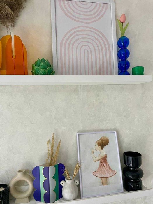 Полки с сувенирами