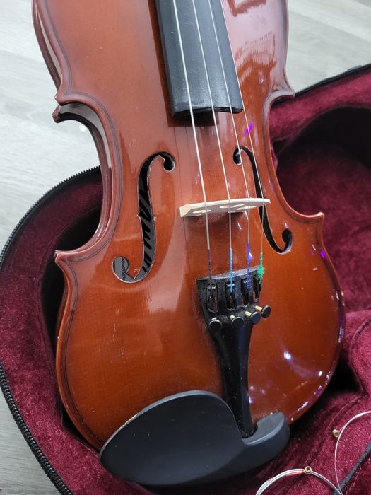 Vioară Flame,  mărimea 1/2, incluse: cutia și corzi de rezervă