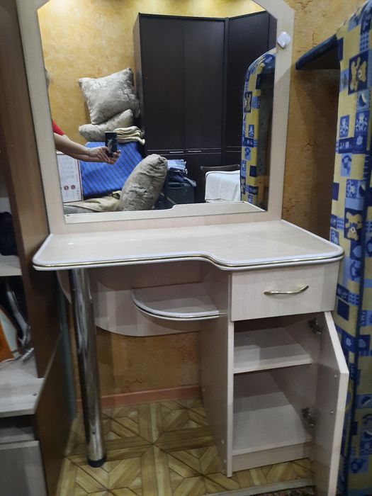 Продам трюмо с зеркалом б/у