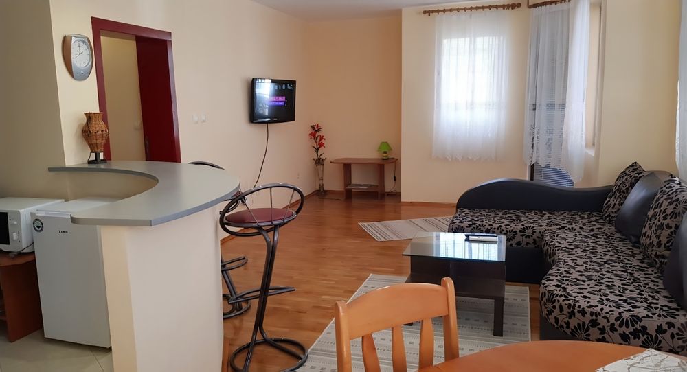 Дава се под наем Тристаен апартамент в Поморие - 80 кв.м за 459 € - Снимка #1