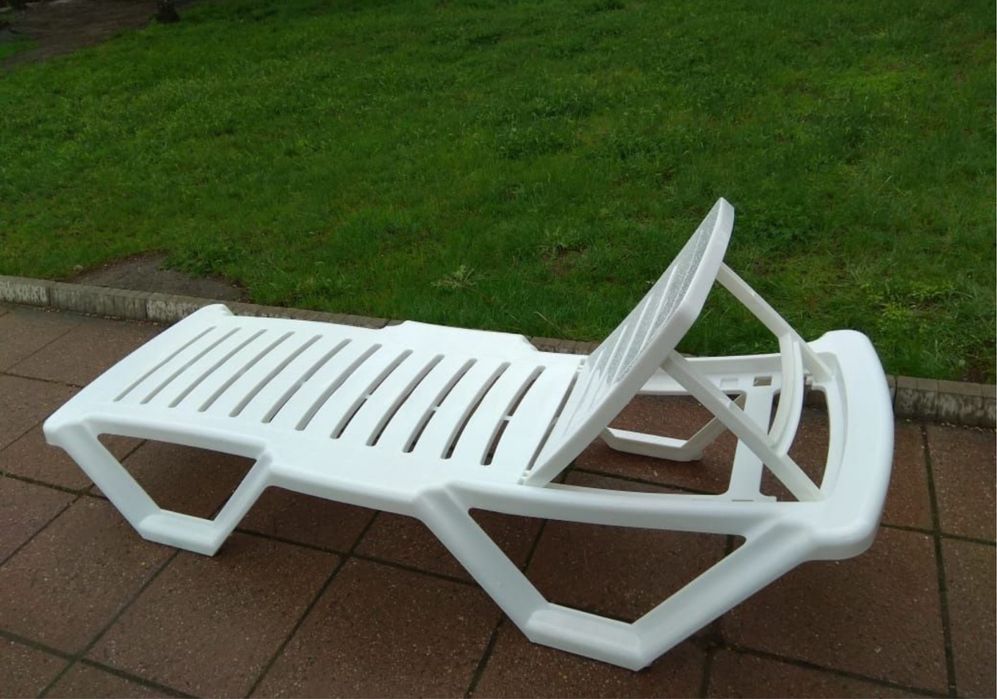 Шезлонг лежак пластиковый