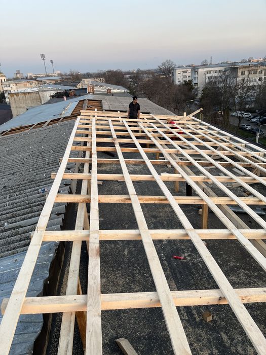 Executam acoperisuri si mici reparati