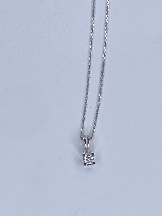 Золотая цепочка с бриллиантом