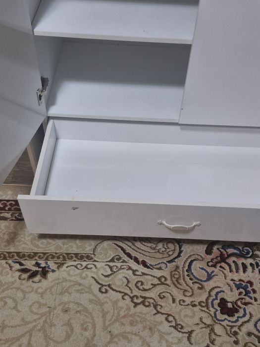 Продаётся шкаф и стол