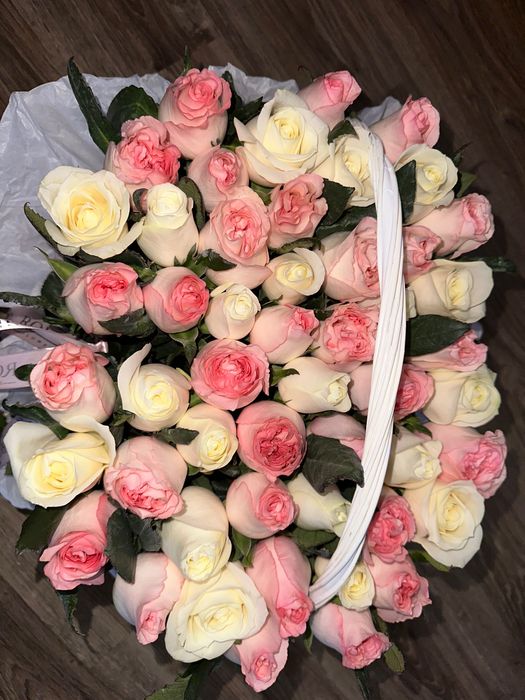 голландские розы 51шт в корзине свежие