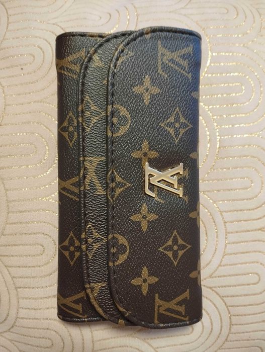 Нови елегантни портмонета Louise Vuitton, Guess