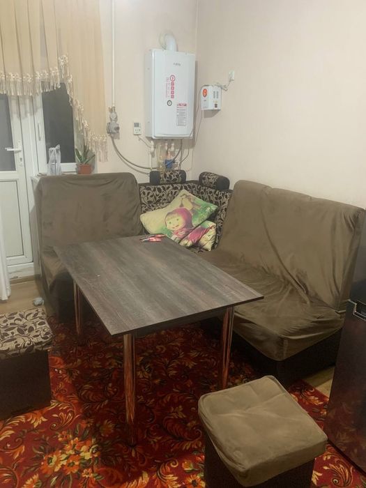 Kvartira õgil bollarga.Har bir xonaga 2kishi turadi obshiy4xonaga 8ta