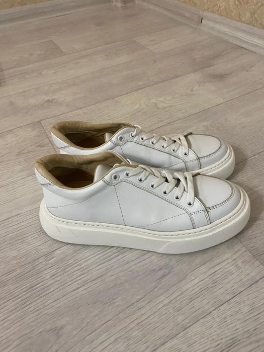 Продам белые кеды .