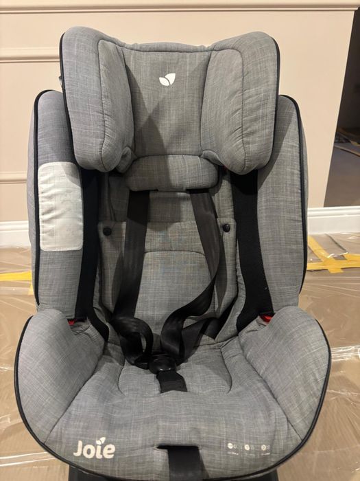 Vand scaun auto pentru copii cu isofix, marca Joie.