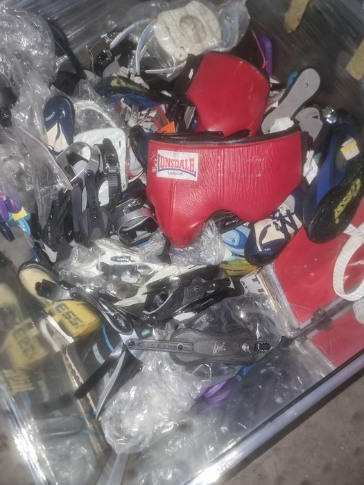 Vând stoc de echipamente penru ski și snowboard