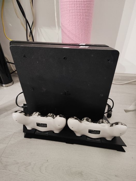 Playstation 4 с поставка за зареждане и подарък 2 игриждане