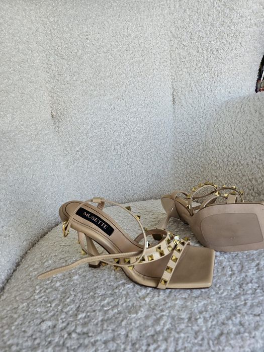 MUSETTE, Sandale din piele bej cu tinte aurii, 37
