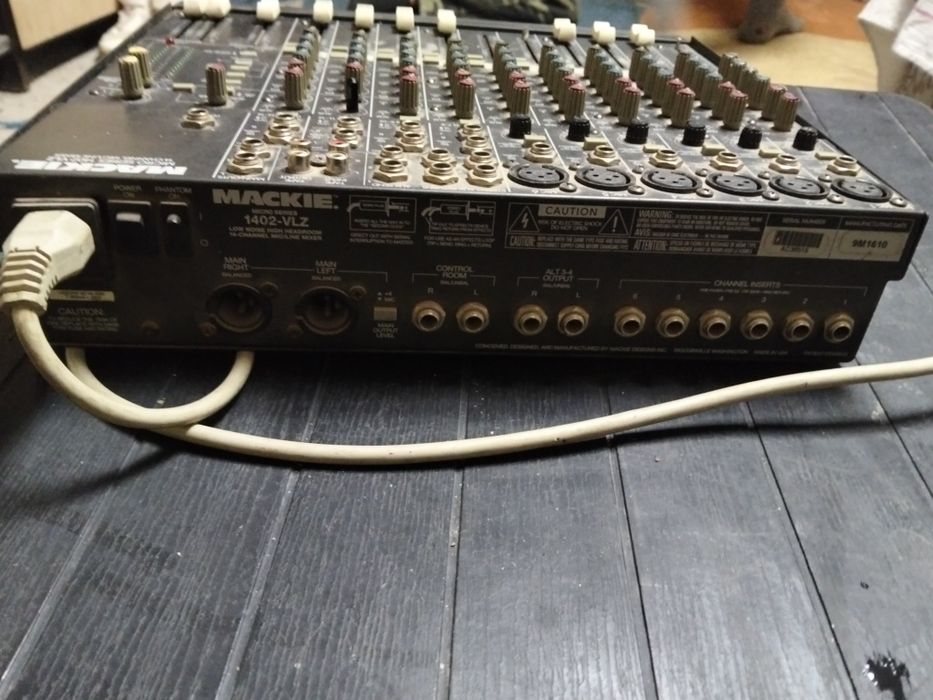 Se vinde mixer cu tot cu boxe in stare bunicica 2 boxe și un mixer bun