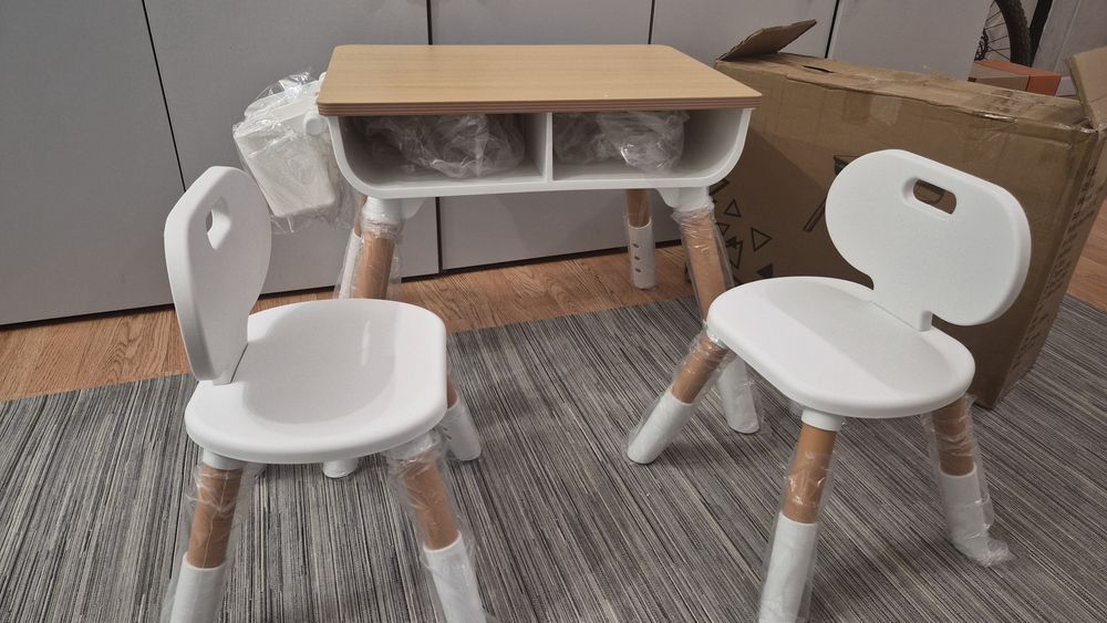 Детскии стол и стулья