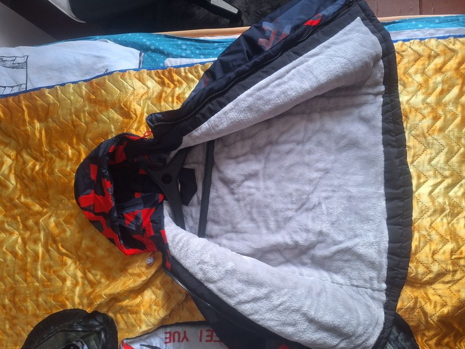 Продам куртку на мальчика.