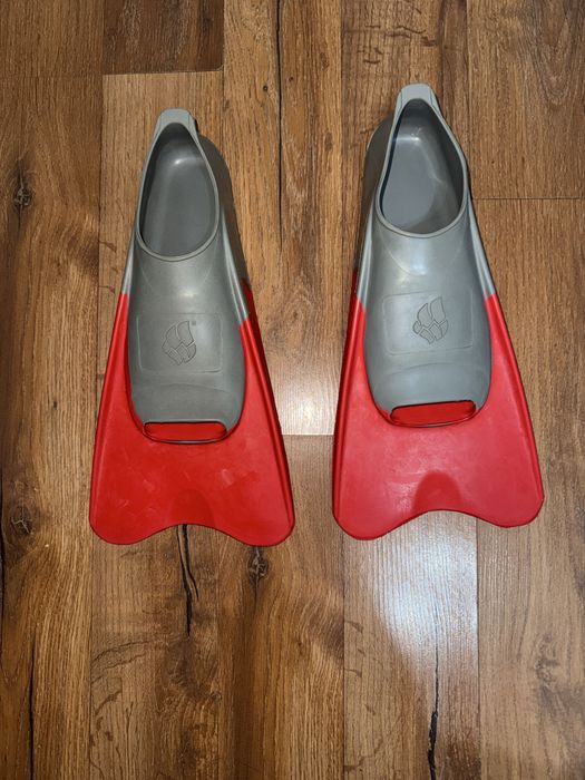 продаем красные ласты