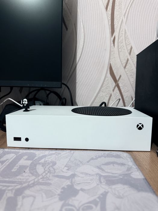 Продам Xbox Series S + два геймпада и зарядку